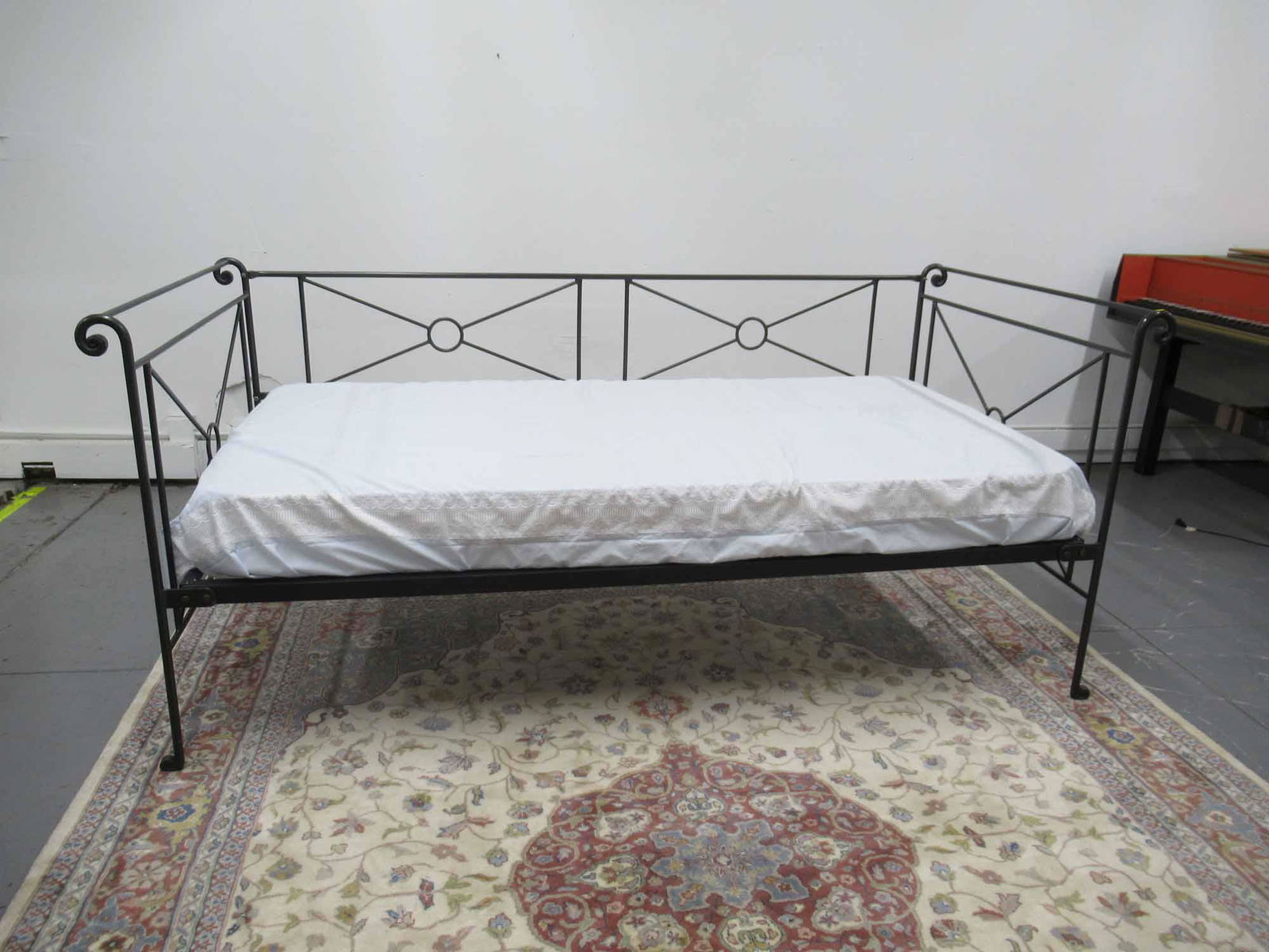 Sleigh Form Metal Day Bed (1 of 4)