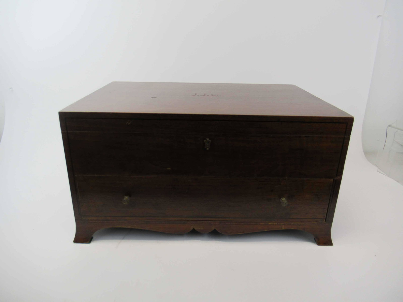Vintage Mahogany Inlaid Gentleman's Chest: Vintage Mahogany Inlaid Gentleman's Chest. Having adjustable block dividers with central monogrammed top. Used condition,wear, worn, scratches, chips, losses. 22" long x 15 1/4" x 11 3/4" tall.