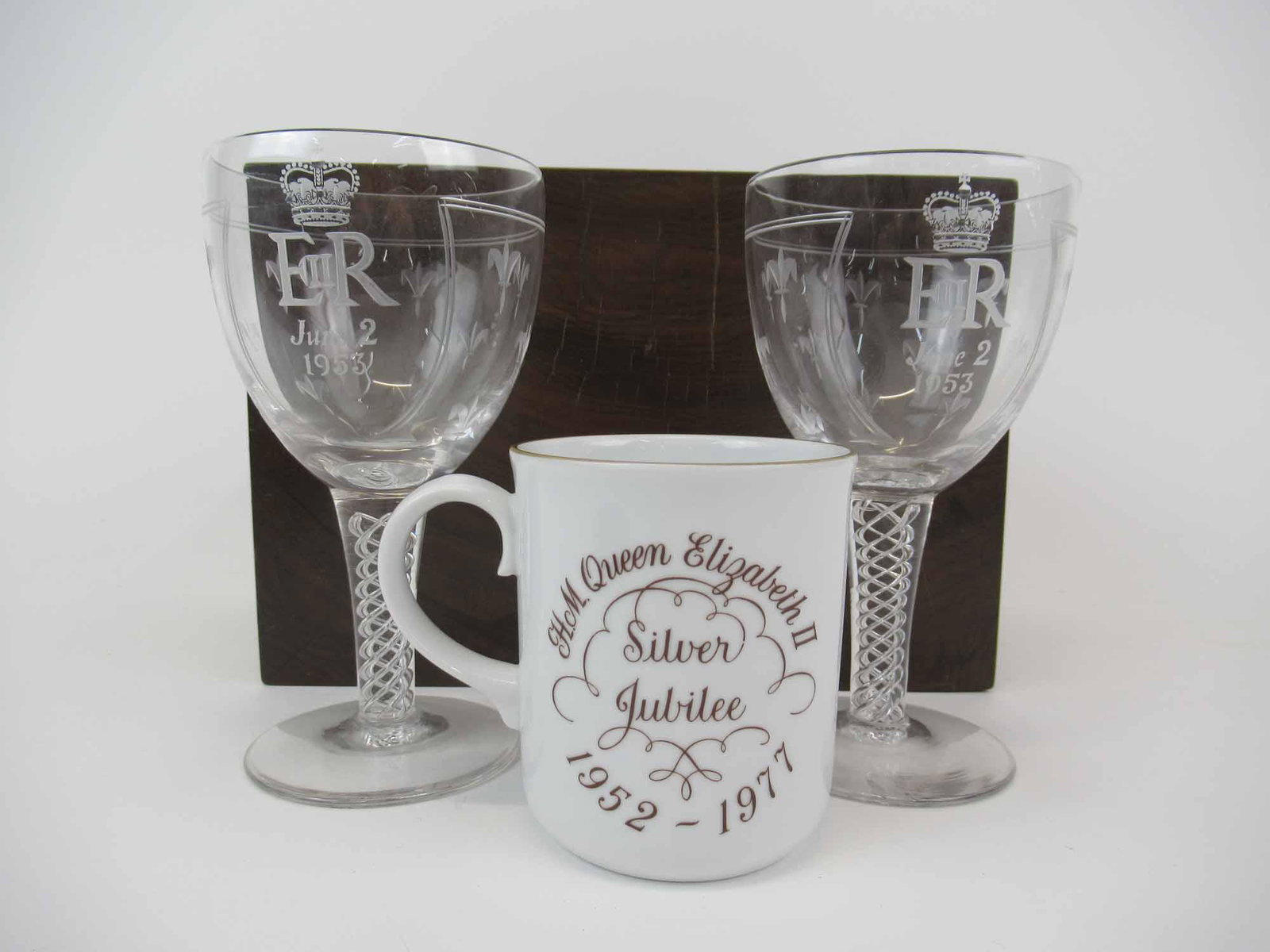 H M Queen Elizabeth II Silver Jubilee Mug: Royal Worcester H M Queen Elizabeth II Silver Jubilee Mug. Together with 2 glass chaliss with E R June 2 1953. U.sed good condition.