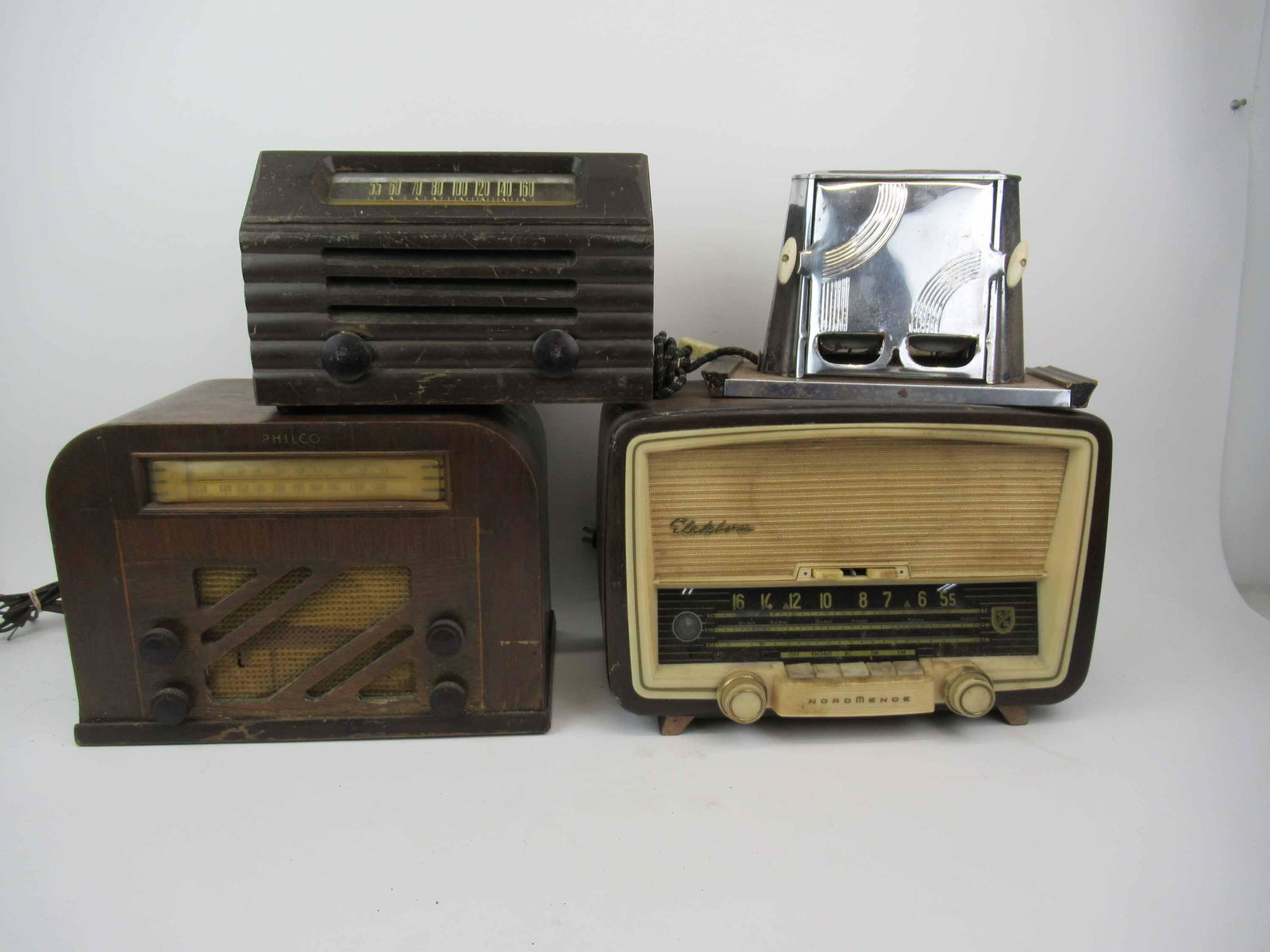 Group of Vintage Assorted Tabletop Radios (1 of 13)
