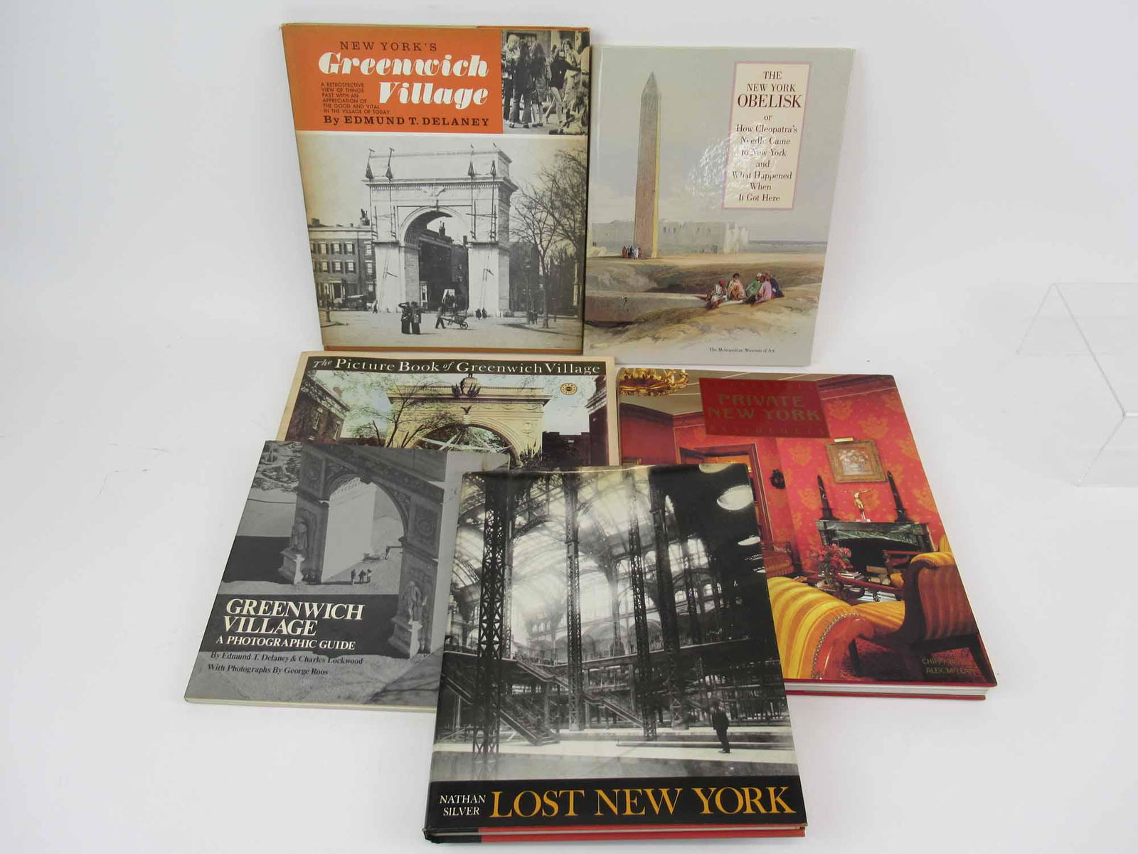 Remarkable Private New York Residences: Remarkable Private New York Residences, Chippy Irvine and Alex McLean 1990. Together with 5 assorted New York City area books, including three Greenwich village books. Used condition, wear, worn.