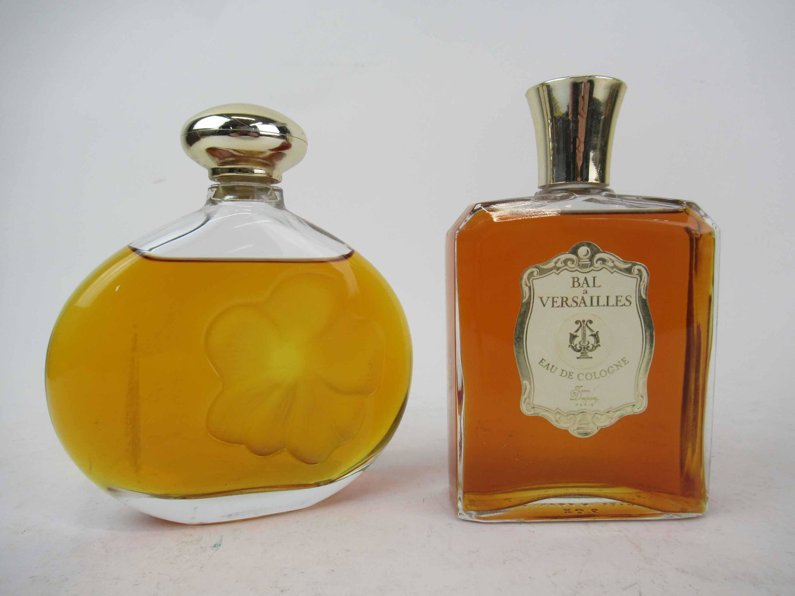 Nina Ricci Fleur De Fleurs Parfum De Toilette: Vintage Nina Ricci Fleur De Fleurs Parfum De Toilette in frosted glass Lalique 6'6 oz Bottle. Together with a vintage Jean Desprez 'Bal a Versailles' eau de cologne 9 oz. Used condition.