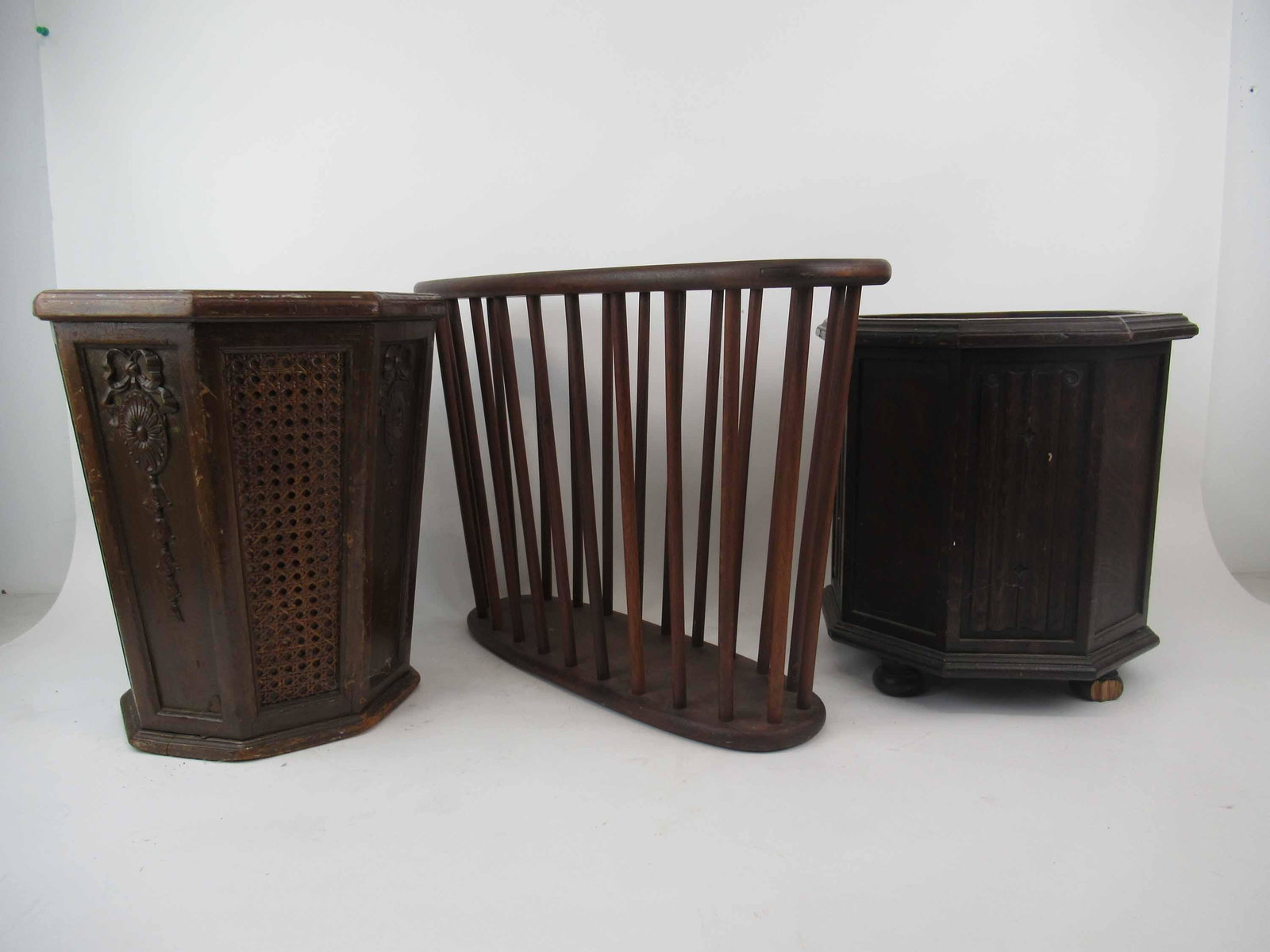 Arthur Umanoff MCM Teakwood Magazine Rack: Arthur Umanoff MCM Teakwood Magazine Rack Mid Century Modern. Together with two octagonal shaped planters. Used condition, wear, worn. Magazine 14 3/4" tall x 20 3/4" long