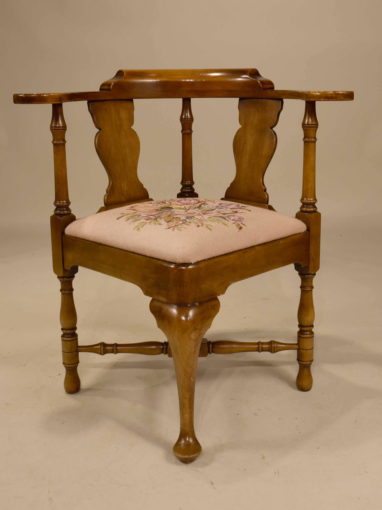 Queen Anne Style Maple Corner Chair: In the New England Tradition. 31-3/4"h