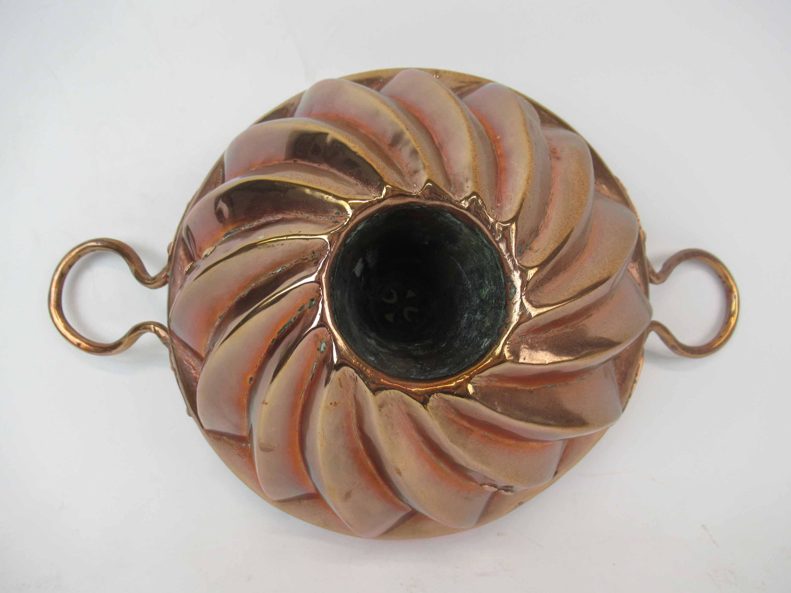 Antique Heavy Copper Food Pudding Mold: Antique Heavy Copper Food Pudding Mold. Having double copper handles and a central design. Used condition, dents. 5 1/2" tall x 14 1/4" handle to handle.
