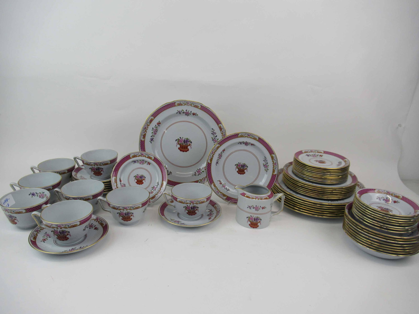 Spode Lord Calvert Partial Dinnerware Service: Spode Lord Calvert Partial Dinnerware Service. Comprising 8 dinner, 8 salad, 11 bread and butter, 8 fruit, 8 cups and saucers, 8 cereal and 1 creamer. Used condition, wear, worn, tarnishing to edges, 