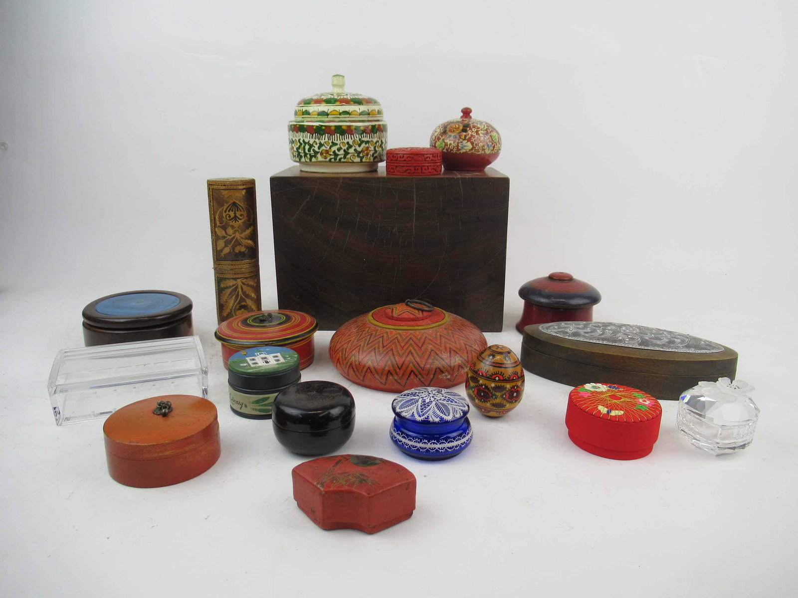 Large Group of Assorted Trinket Boxes: Large Group of Assorted Trinket Boxes. Including Lapis, lacquered, ceramic, glass and wooden boxes. Used condition, wear, worn.