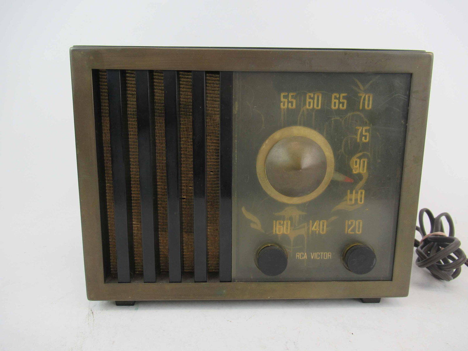 Bakelite Victor Asian Style Table Radio: Bakelite Victor Asian Style Table Radio model 75x17. Used condition, wear, worn, scratches, this does turn on. 10" long x 6 1/2" wide x 7 3/4"tall