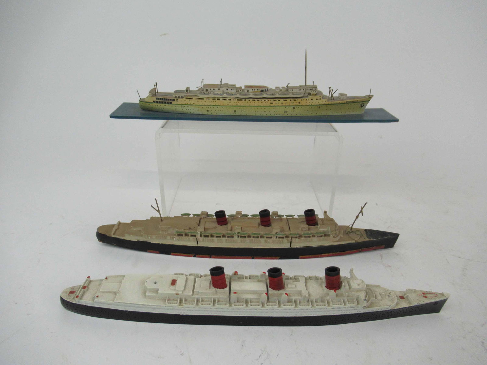 Queen Mary RMS Triang Ship Model: Queen Mary RMS Triang Ship Ocean Liner Model made in England metal. Together with Queen Mary ocean liner model made in England and Caronia Ocean liner model made in Germany. Used condition, wear worn,
