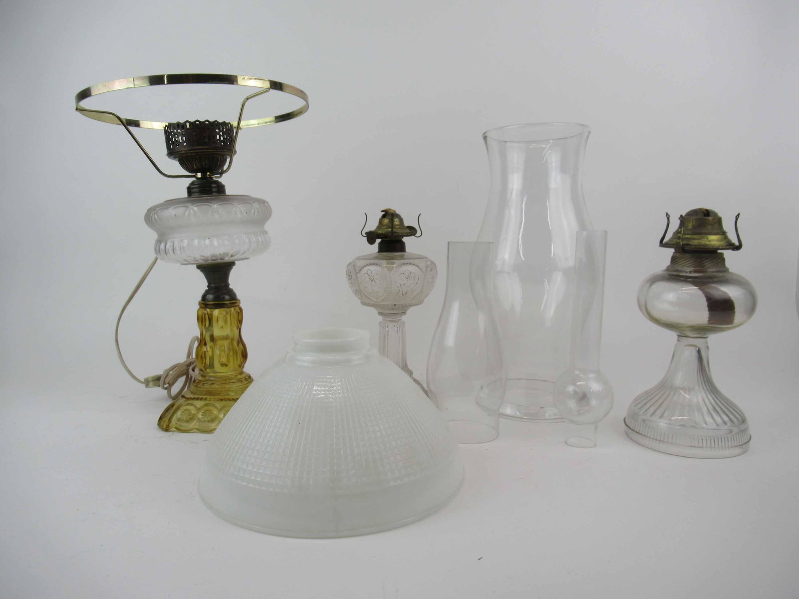 Antique Adams Moon and Star Oil Lamp: Antique Adams Moon and Star Oil Lamp electrified. Together with 2 oil lamps. Used condition, wear, worn, loose.