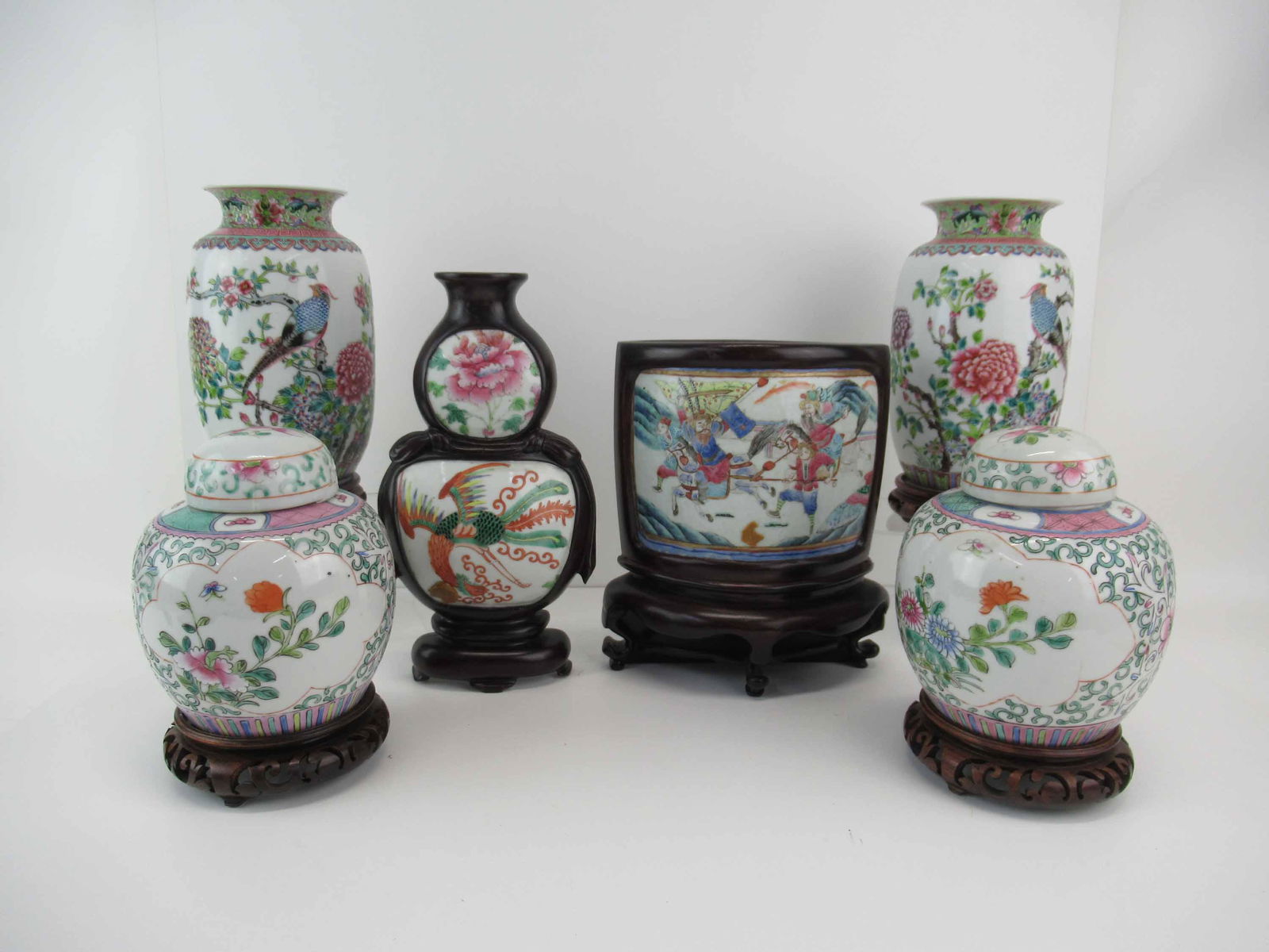 Two Antique Chinese Porcelain Wall Pockets (1 of 9)