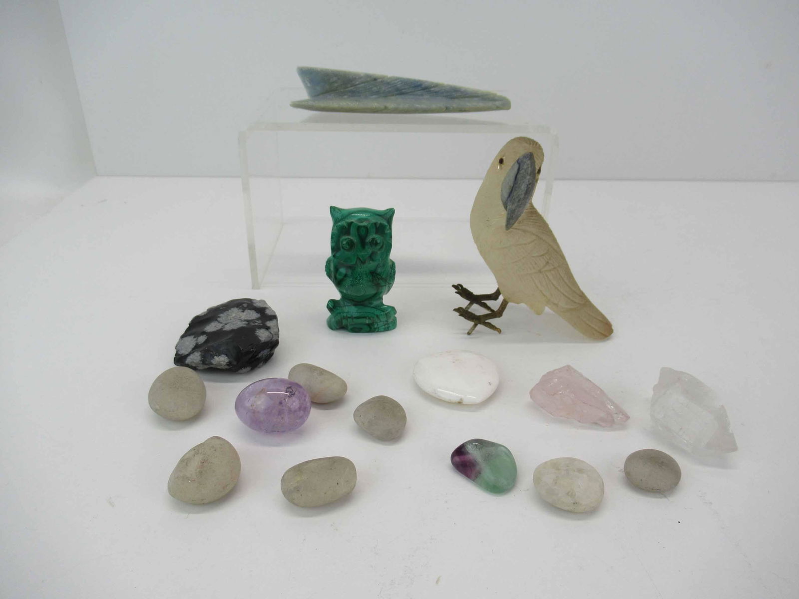 Vintage Quartz Parrot: Vintage Quartz Parrot. Together with a Malachite Owl and assorted hardstones. Used condition, wear, worn, tail off, missing geode. Parrot size with tail 8" long x 2 1/4" wide.