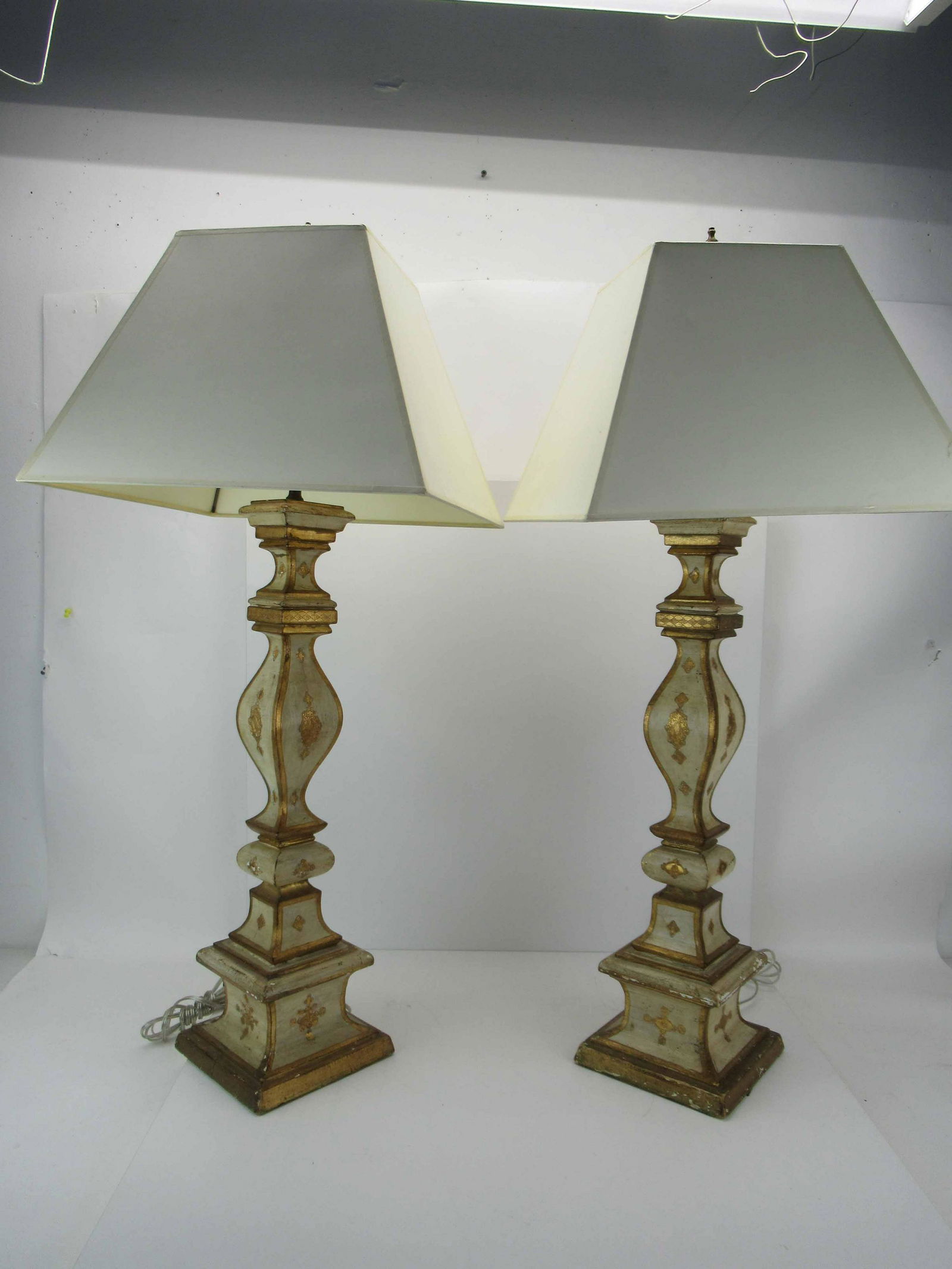 Pair of Giltwood Decorated Italian Table Lamps (1 of 6)