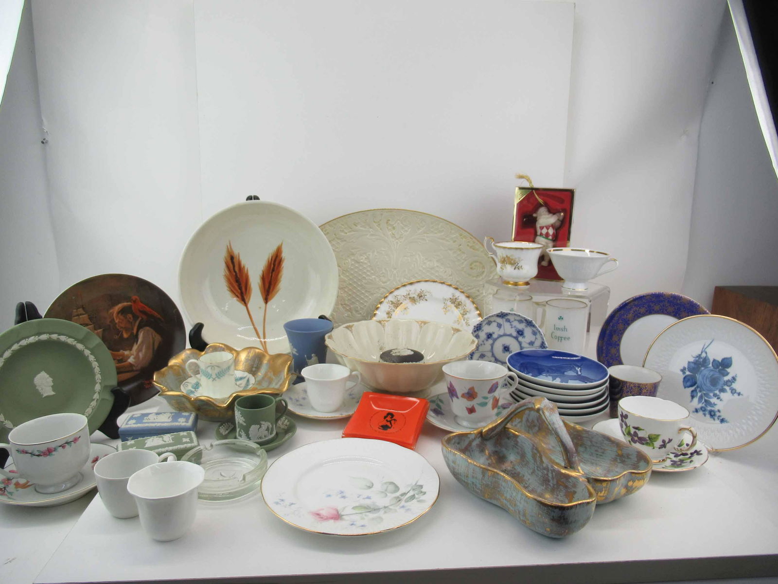 Group of Assorted Porcelain Table Articles (1 of 17)