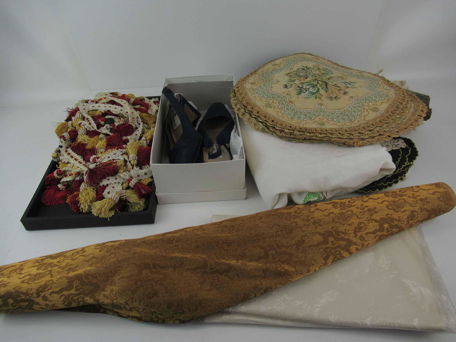 Group of Assorted Vintage Table Linens (1 of 6)