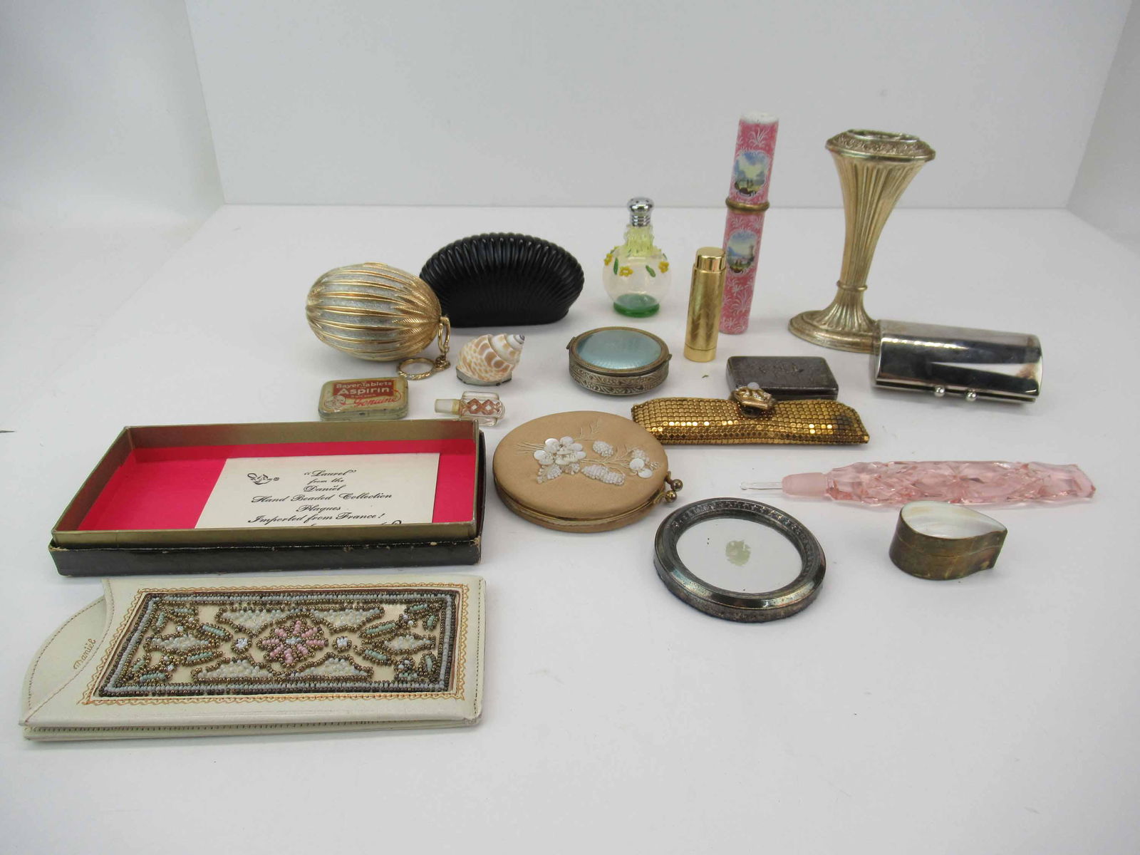 Group of Assorted Ladies Vanity Articles (1 of 6)