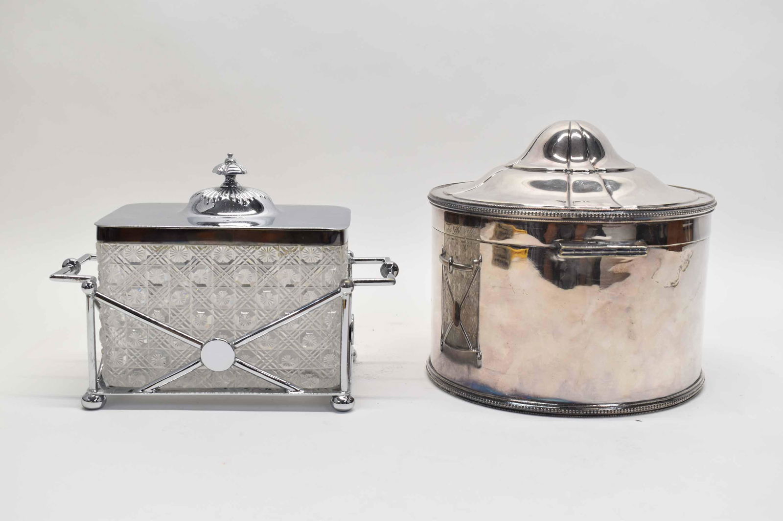 Silver Plated Hinged Circular Box (1 of 8)