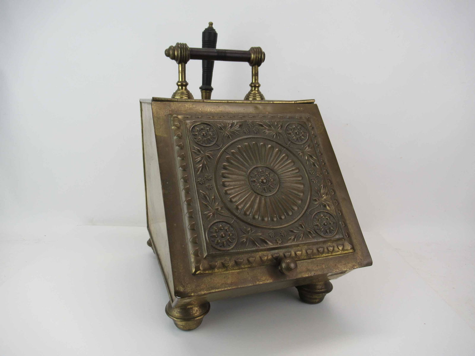 Victorian Brass Coal Scuttle (1 of 6)
