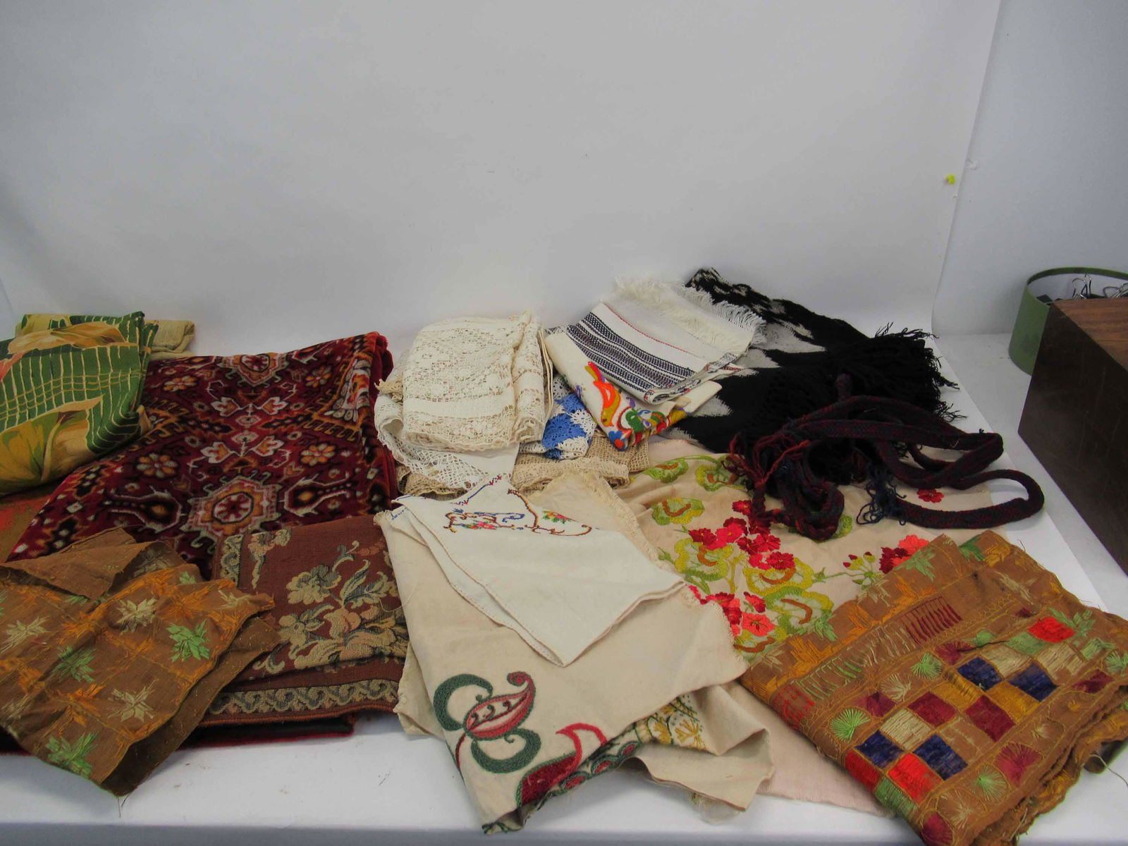 Group of Assorted Textiles, Fabrics & Curtains (1 of 6)