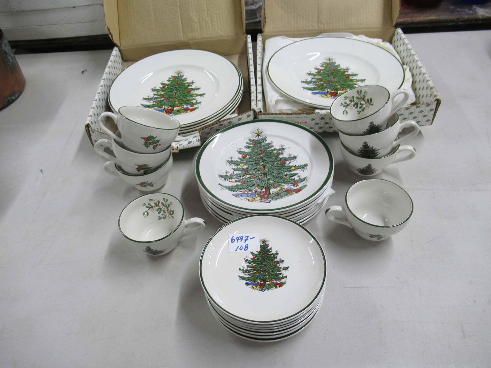 Group of Assorted Christmas Table Articles (1 of 2)