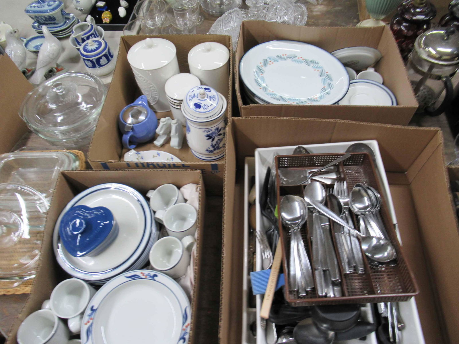 Large Group of Assorted Kitchen Items (1 of 7)