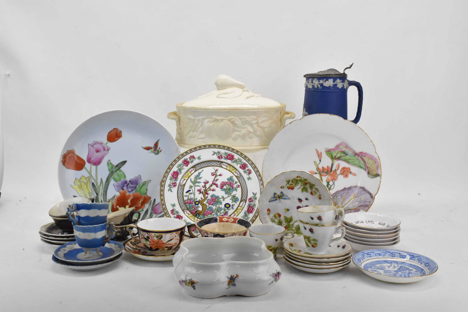 Group of Assorted Porcelain Table Articles (1 of 6)