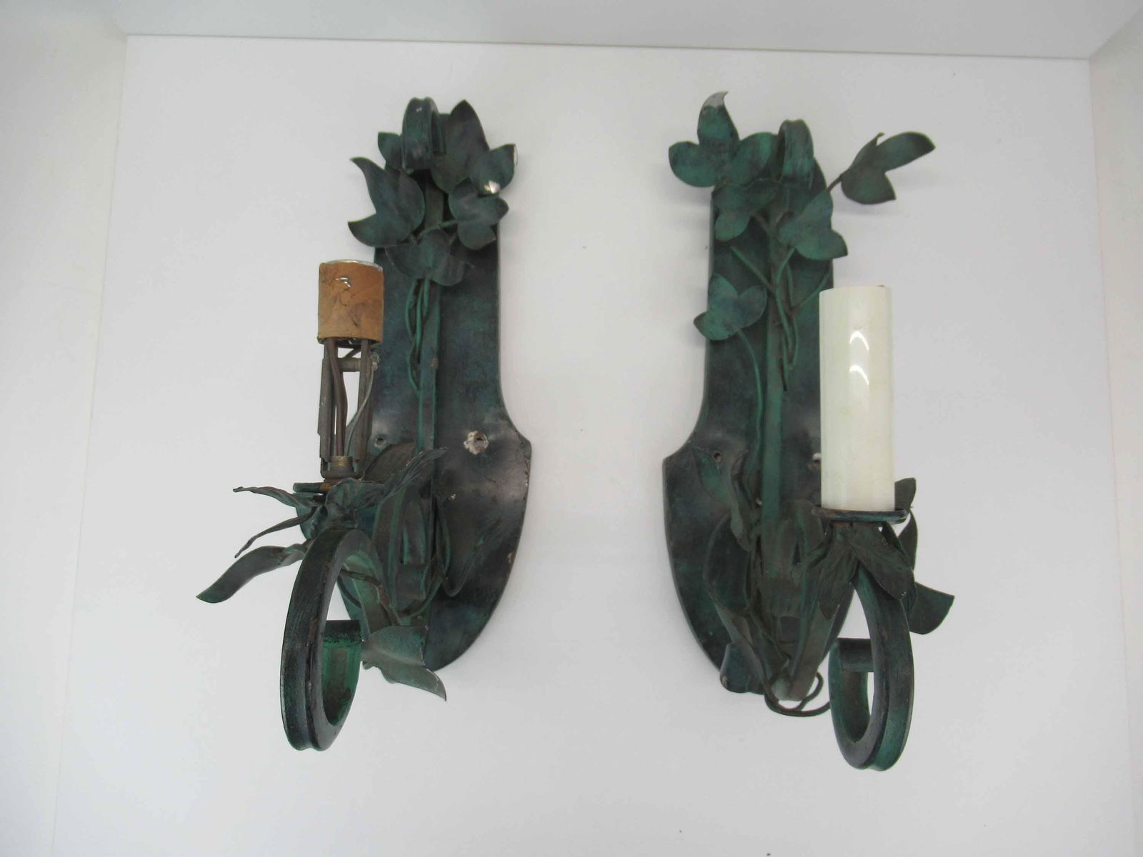 Pair of Metal Leaf Decorated Wall Sconces (1 of 7)