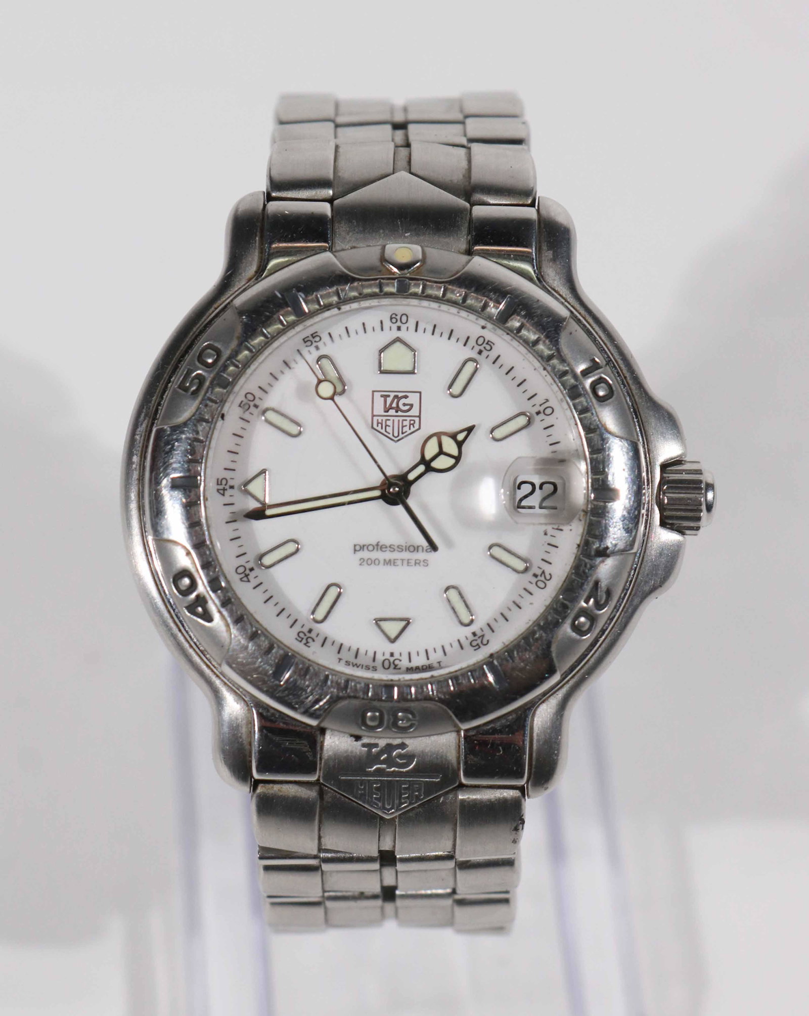 Tag Heuer Professional 200 Quartz Watch WH1111: Pre-Owned, Tag Heuer Professional Men's 200 Watch Model WH1111, wear/worn/light scratches but in overall Good condition. quartz movement, unknown battery history, currently running and keeping time bu