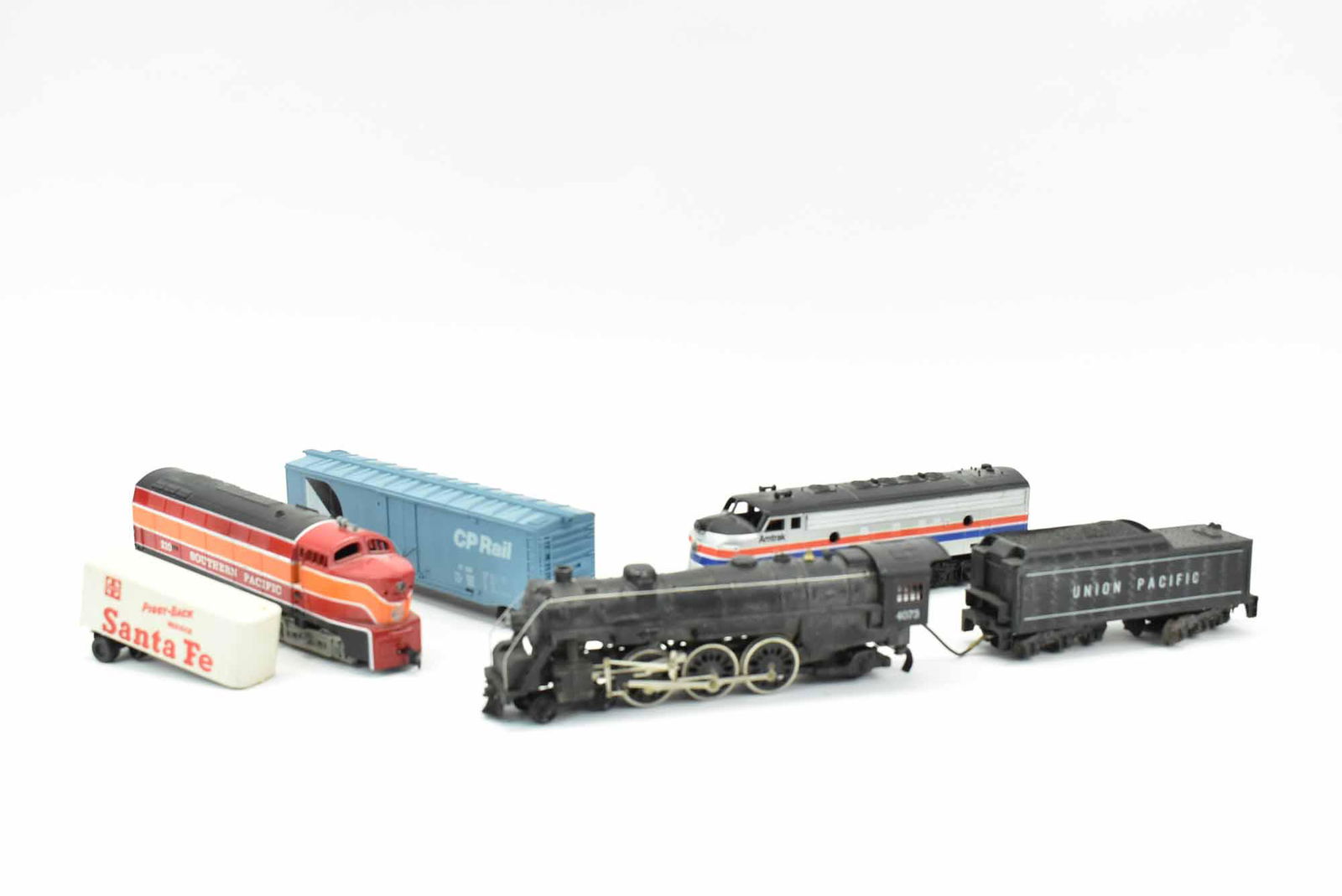 Mantua HO Gauge Union Pacific Locomotive & Tender (1 of 10)