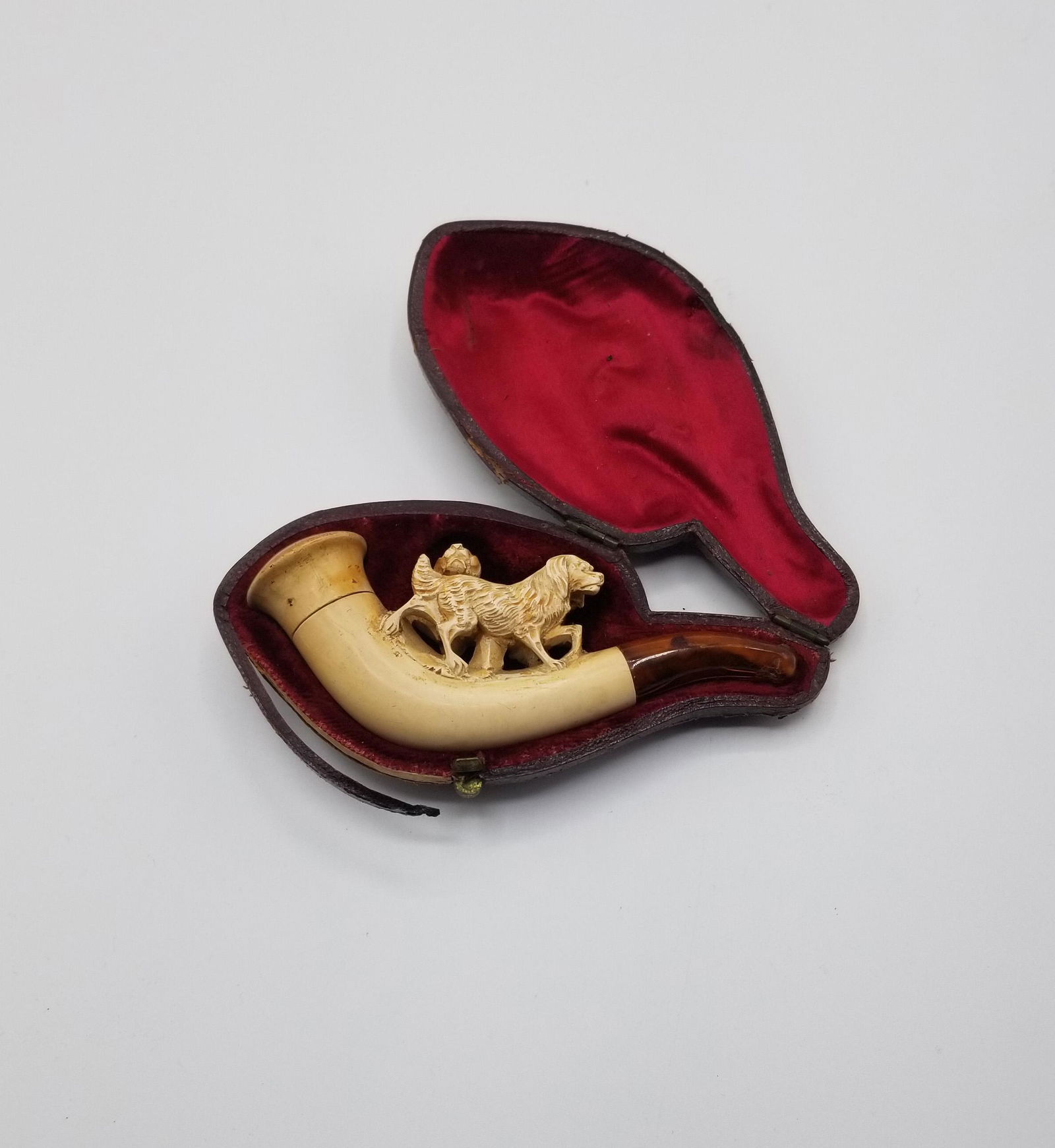 Antique smoking pipe with Dog ornamentation (1 of 10)