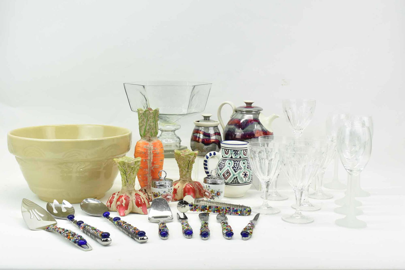 Two Robinson Ransbottom Roseville Mixing Bowls (1 of 18)