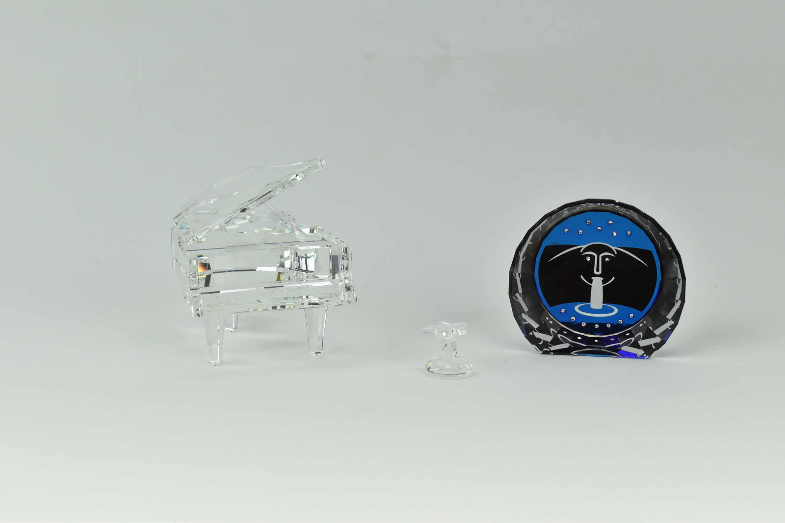 Swarovski Crystal Grand Piano: Swarovski Crystal Grand Piano with Stool, in original box together with a vintage Swarovski Crystal Disc Limited Edition Paperweight sold at the Kristallwelten Gift Shop; used condition, wear/worn, re