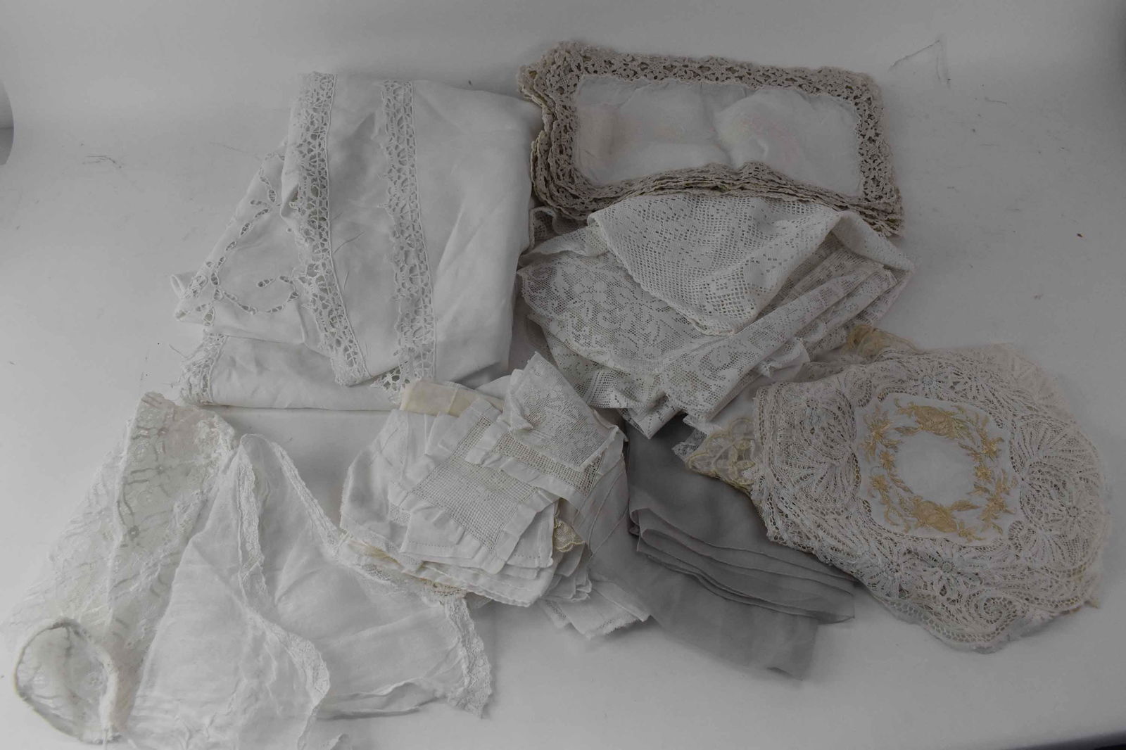 Group of Assorted Vintage Linens (1 of 11)