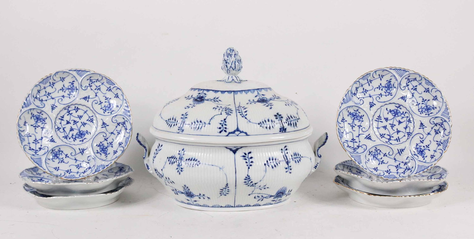 KPM Blue-and-White Decorated Porcelain Tureen: Mid to late 19th C. marked underside. Together with six blue-and-white decorated porcelain oyster plates, made by Koniglich privilegierte Porzellanmanufaktur Tettau, Sontag & Maisel, 1885-1902. Cracks