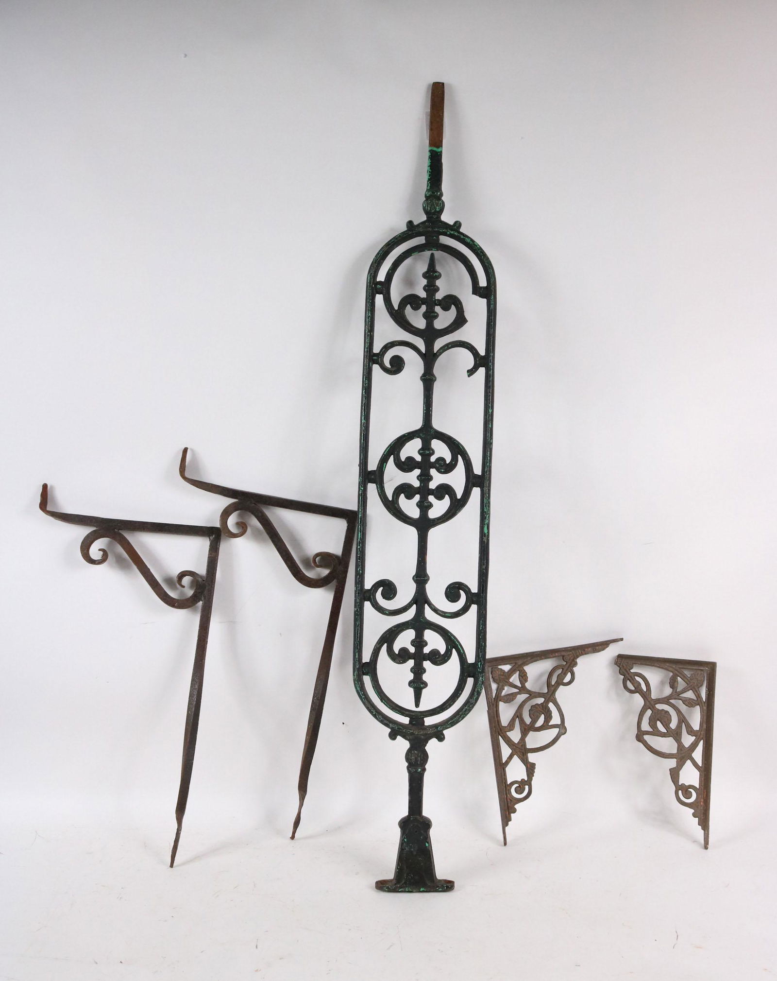 Two Pairs of Cast-Iron Wall Brackets (1 of 7)