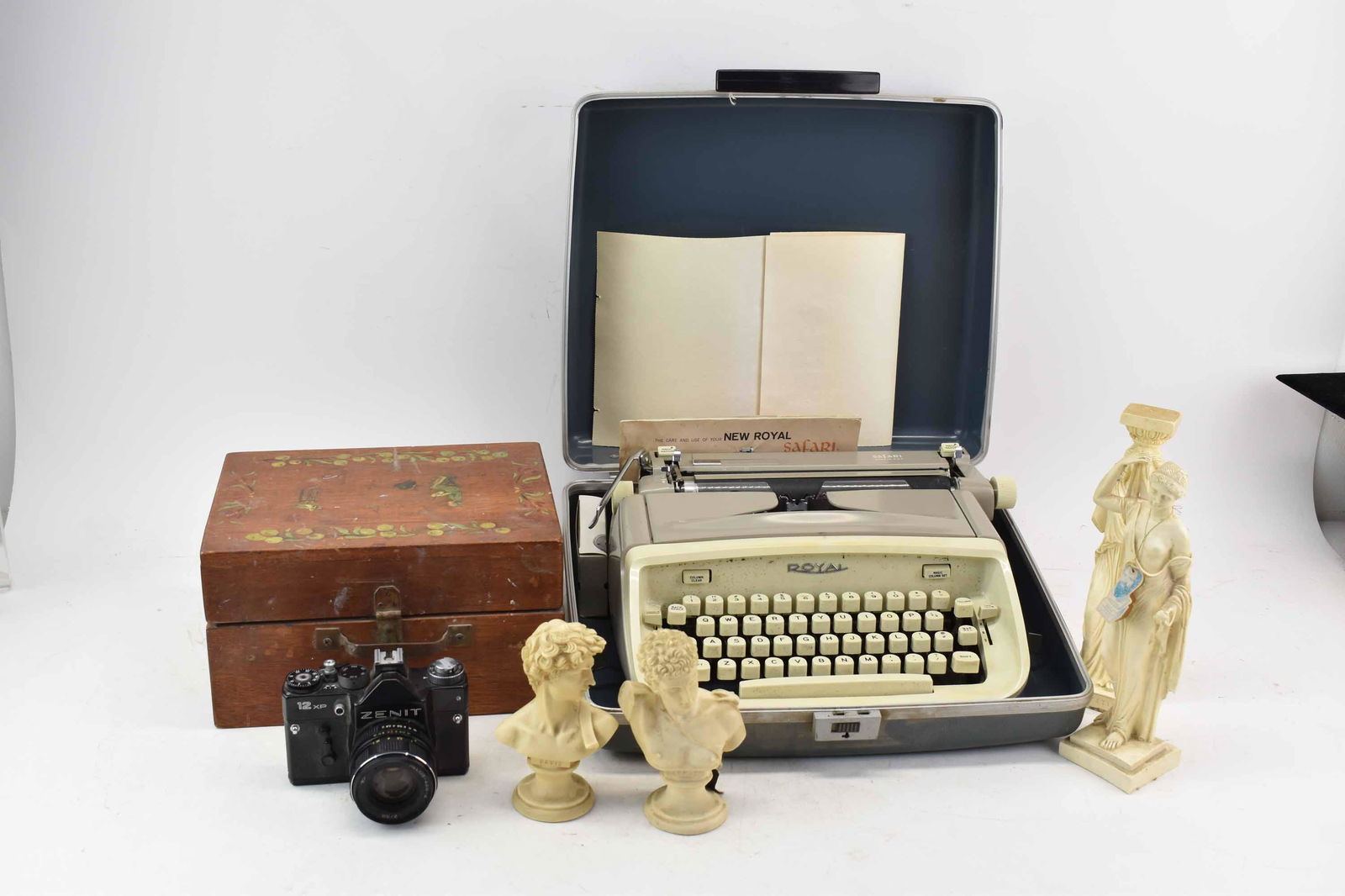 New Royal Safari Portable Typewriter with Case (1 of 9)