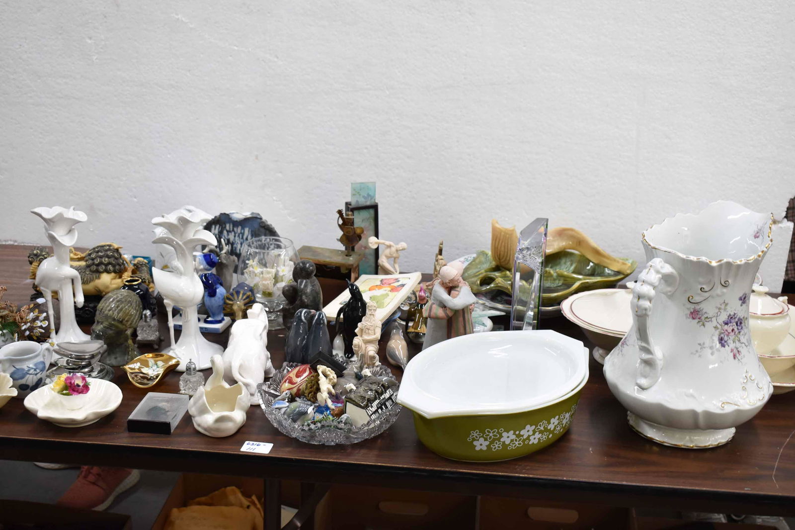 Group of Assorted Table Articles (1 of 7)