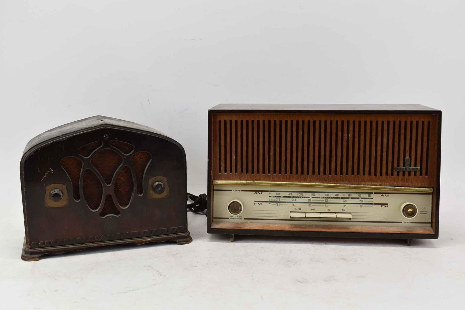 Vintage Emerson Wood Tube Radio (1 of 6)