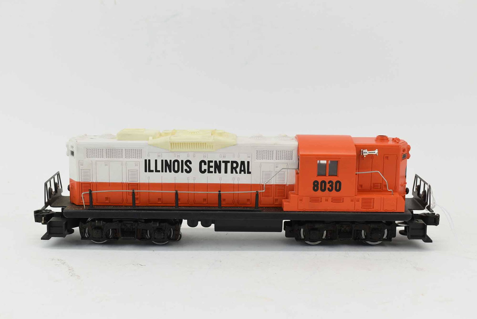 Lionel IL Central 8030 Diesel Engine O Gauge: Lionel Illinois Central 8030 Diesel Engine O Gauge. Used condition, wear, worn, dents, maybe missing pieces or parts and unknown working condition.
