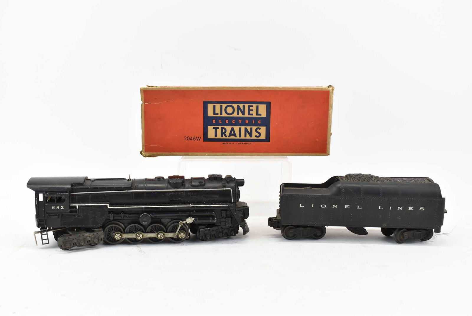 Lionel 682 Locomotive and 2046 Tender O Gauge. (1 of 10)