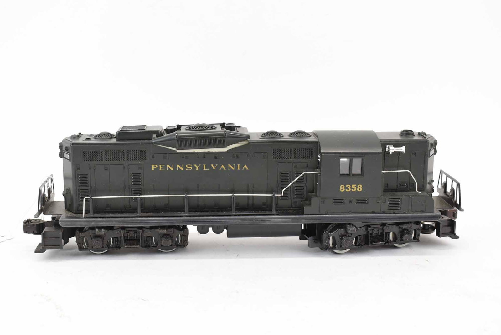Lionel Pennsylvania 8385 Diesel Engine O Gauge.: Lionel Pennsylvania 8385 Diesel Engine O Gauge. Used condition, wear, worn, dents, maybe missing pieces or parts and unknown working condition.