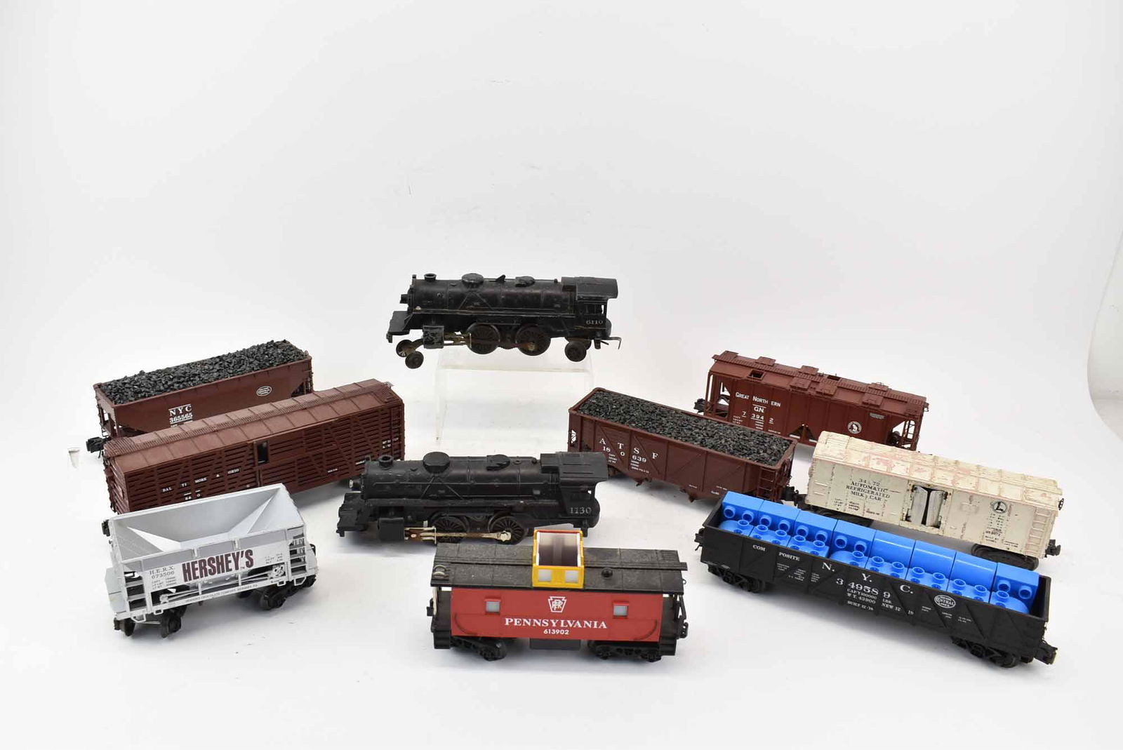 Group of Assorted Lionel Train Locomotives & Cars (1 of 8)