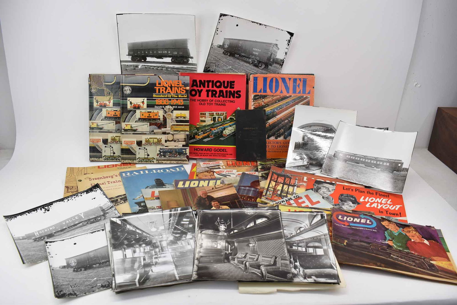 Lionel Group of assorted Trains Books & Magazine (1 of 11)