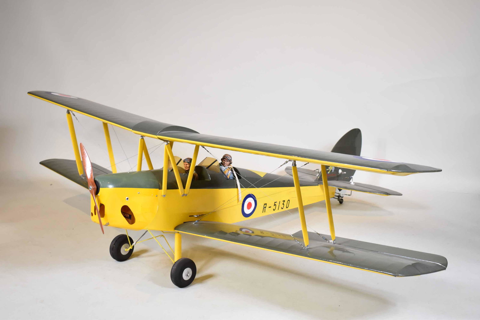 Model Bi-Plane Royal Air Force Tiger Moth R-5130 (1 of 10)