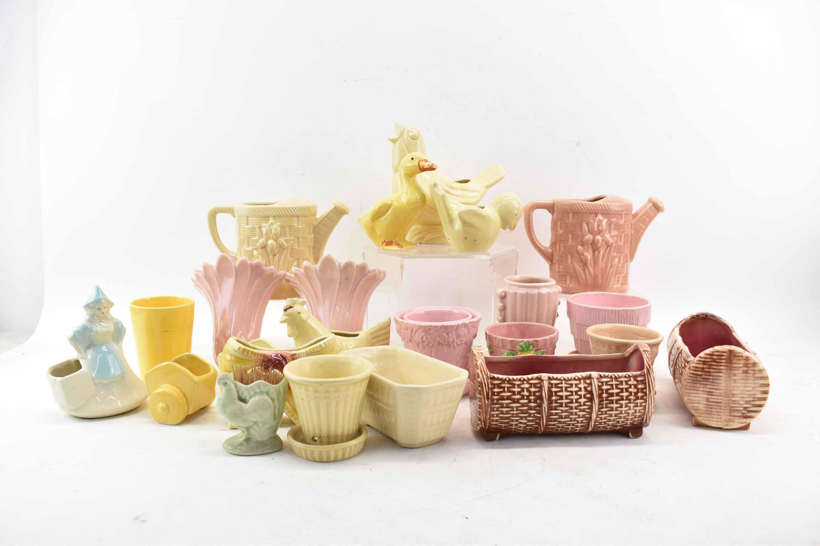 Group of Assorted Vintage Pink Pottery (1 of 8)