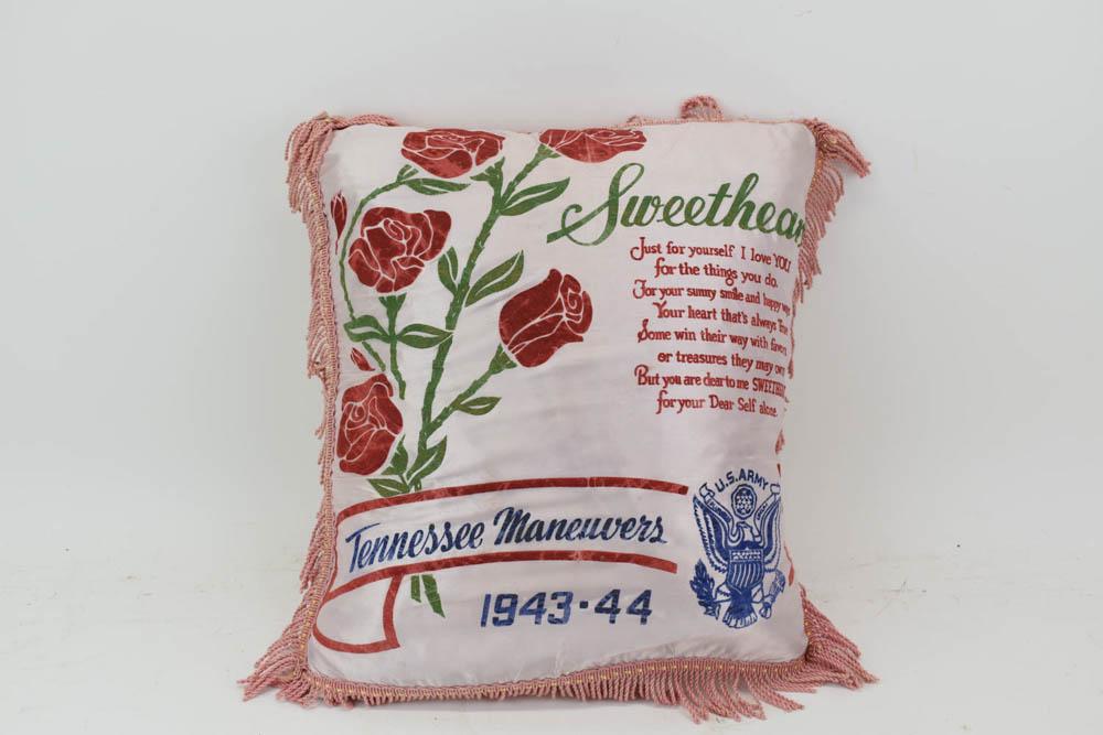 Vintage US Army Sweetheart Pillow Tennessee 1943: Vintage US Army Sweetheart Pillow Tennessee Maneuvers 1943 -1944. Used condition, wear, worn.