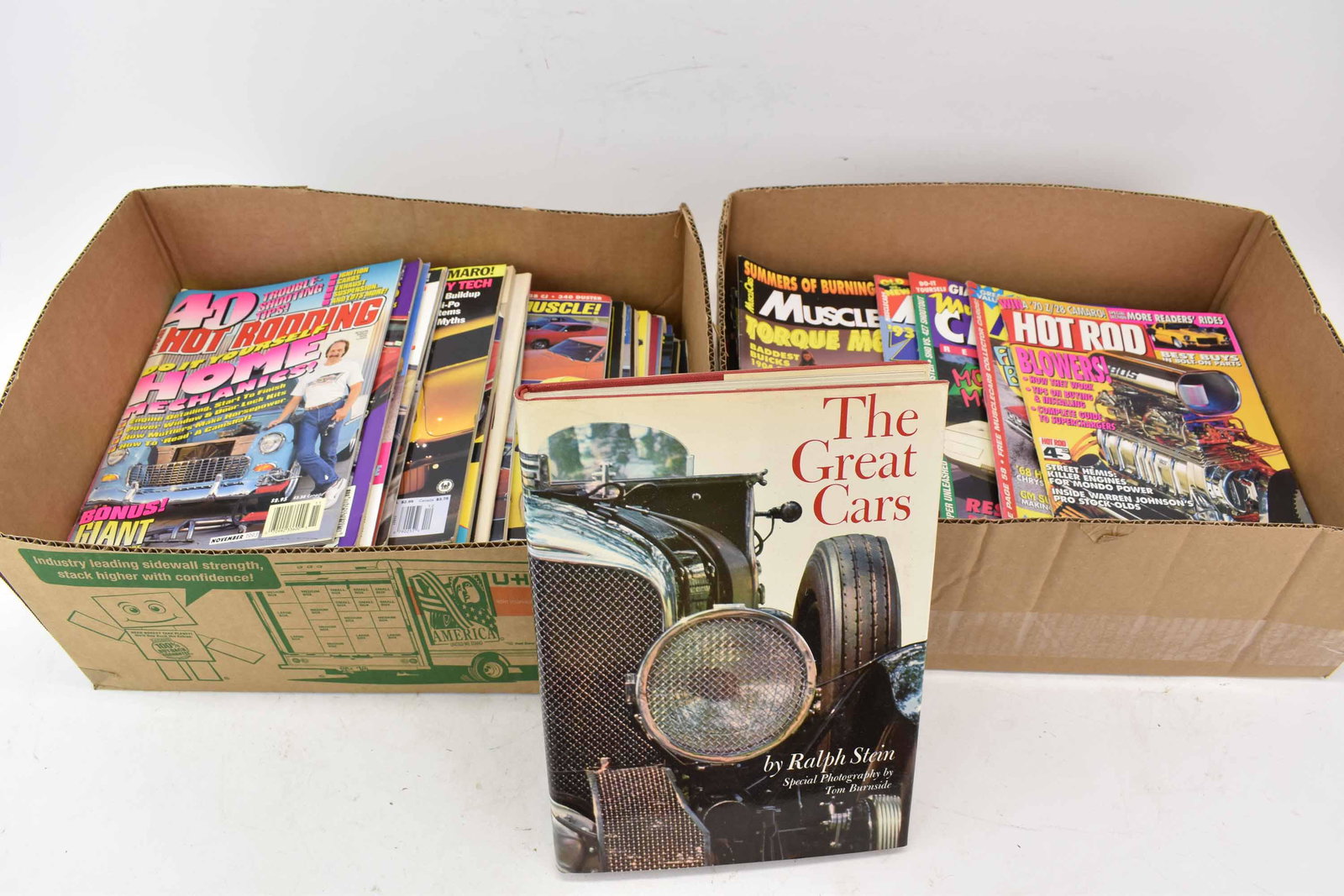 Assorted Hot Rodding and Muscle Car Magazines: Group of Assorted Hot Rodding and Muscle Car Magazines. Together with The Great Cars Book. Used condition, wear, worn.