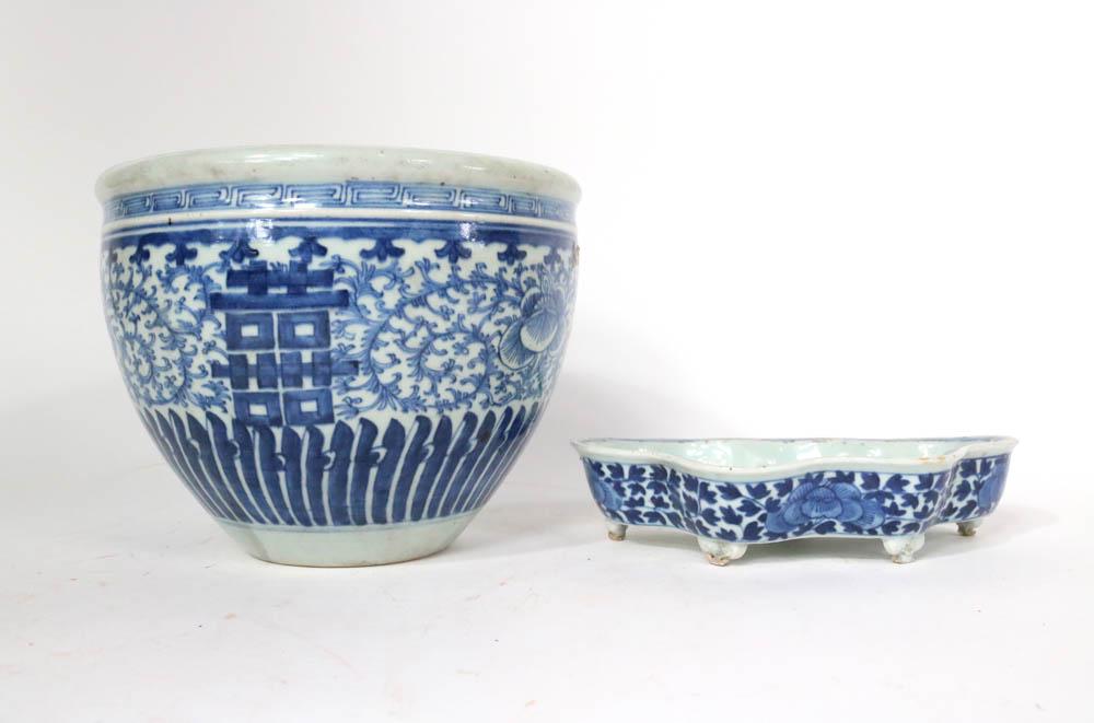 Chinese Export Low Rounded Urn (1 of 7)