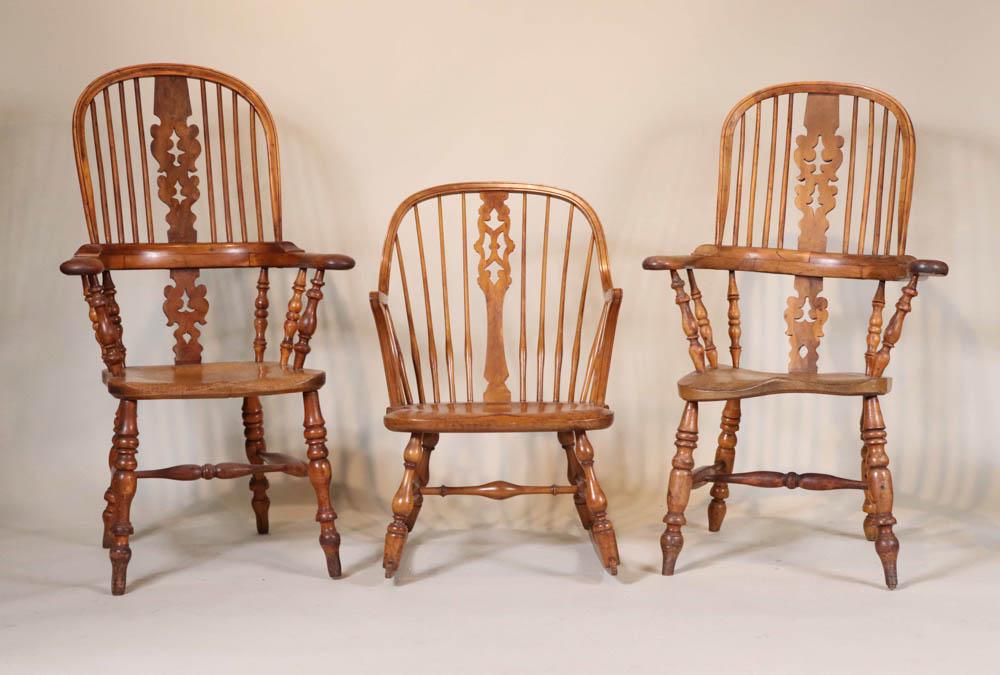 Two Similar English Bow-Back Windsor Armchairs (1 of 13)