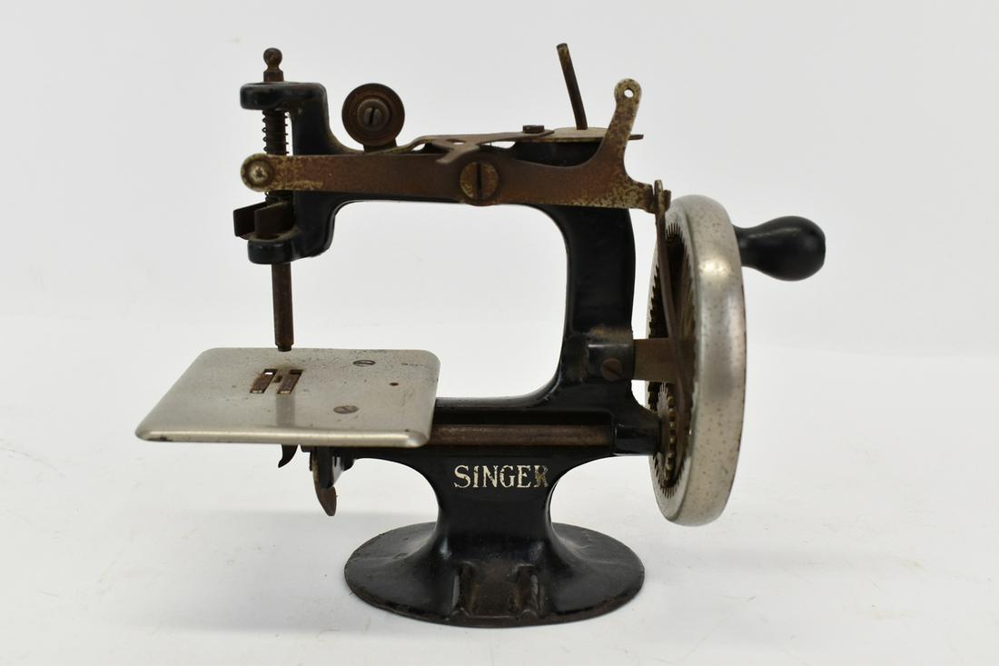 Miniature Antique Singer Miniature Sewing Machine (1 of 4)